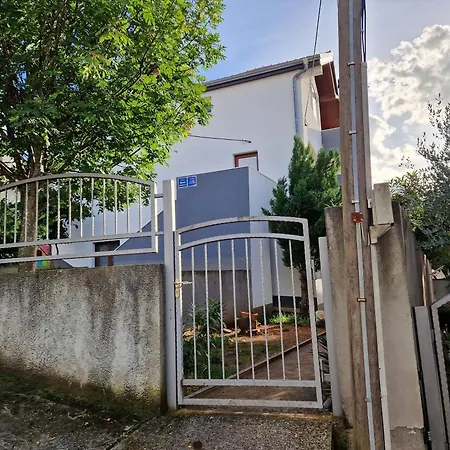Apartment Jenny - 300m To The